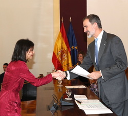 Su Majestad el Rey entrega el Despacho a una de las nuevas diplomaticas