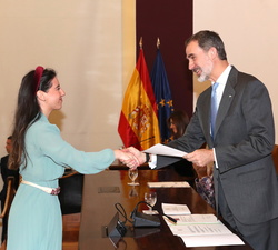 Su Majestad el Rey entrega el Despacho a una de las nuevas diplomaticas