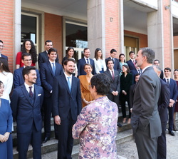 Su Majestad el Rey conversa con los nuevos secretarios de Embajada de la LXXI Promoción de la Carrera Diplomática