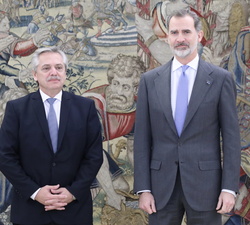 Su Majestad el Rey junto al Presidente de Argentina, Alberto Fernández, momentos antes de su encuentro