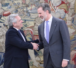 Su Majestad el Rey saluda al Presidente de Argentina, Alberto Fernández, momentos antes de su encuentro