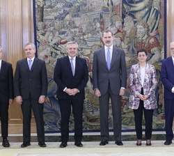 Don Felipe junto al presidente de Argentina, acompañados por la ministra de Asuntos Exteriores, el director general para Iberoamérica y el Caribe, el 