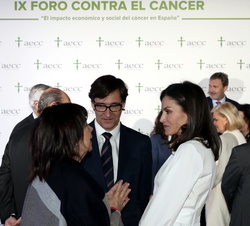 Su Majestad la Reina conversa con el ministro de sanidad, Salvador Illa y la vicepresidenta primera del Senado, Cristina Narbona