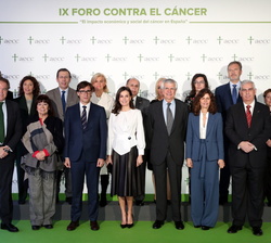 Fotografía de grupo de Su Majestad la Reina con las autoridades y ponentes del Foro