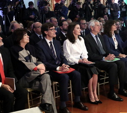 Su Majestad la Reina en primera fila de asientos durante las ponencias