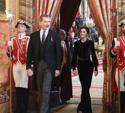 Sus Majestades los Reyes a su entrada en la Saleta de Gasparini