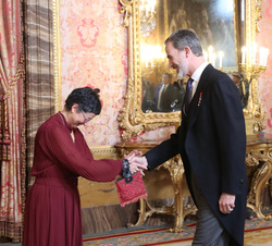 Sus Majestad el Rey recibe el saludo de la ministra de Asuntos exteriores, Unión Europea y Cooperación, María Aránzazu González Laya