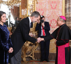 Sus Majestades los Reyes reciben el saludo del Nuncio de Su Santidad, monseñor Bernardito Auza