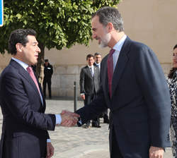 Su Majestad el Rey recibe el saludo del presidente de la Junta de Andalucía, Juan Manuel Moreno