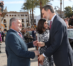 Su Majestad el Rey recibe el bastón de mando de manos del alcalde de Écija, David García Ostos