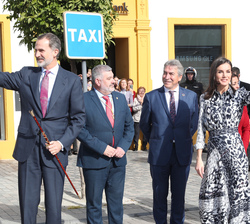 Sus Majestades los Reyes saludan al público presente