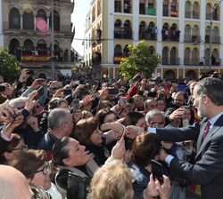 Su Majestad el Rey recibe el saludo del público