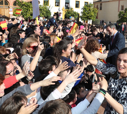 Su Majestad la Reina recibe el saludo del público
