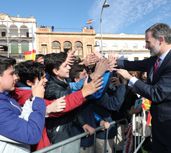 Su Majestad el Rey saludo a un grupo de alumnos