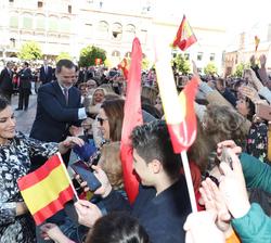 Sus Majestades los Reyes reciben afectuosos saludos del público presente