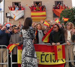 Doña Letizia saluda al público que asiste a su visita a Écija