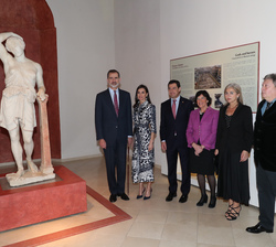 Don Felipe y Doña Letizia junto a las autoridades durante su visita al Museo Histórico Municipal