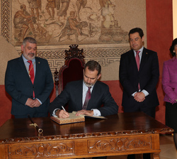 Su Majestad el Rey durante la firma del Libro de Honor del Ayuntamiento