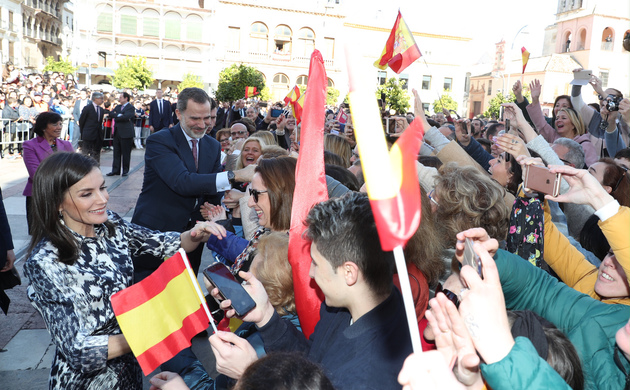 Sus Majestades los Reyes reciben afectuosos saludos del público presente