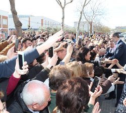 Sus Majestades los Reyes reciben afectuosos saludos del público presente