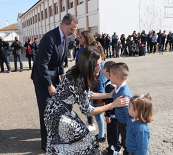 Sus Majestades los Reyes son recibidos por una representación de alumnos del centro