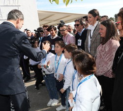 Su Majestad el Rey recibe el saludo del equipo de pequeños reporteros "Antena Lápiz"