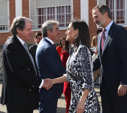 Sus Majestades los Reyes reciben el saludo de las autoridades, a su llegada al centro