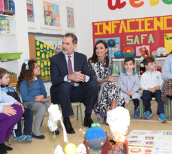 Sus Majestades los Reyes durante su visita al Aula Infaciencia