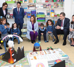 Una alumna da una explicación sobre los volcanes a Sus Majestades los Reyes