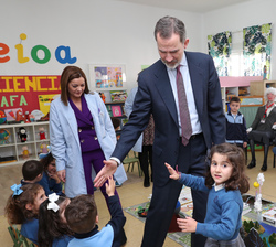 Su Majestad el Rey recibe el saludo de los alumnos del aula de Infaciencia