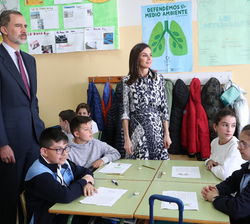 Sus Majestades los Reyes con los alumnos durante el recorrido de su visita