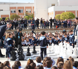 Sus Majestades los Reyes en el patio, donde los alumnos juegan al ajedrez