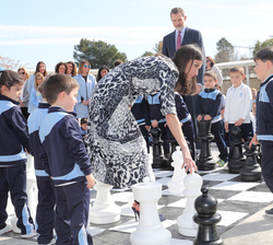 Doña Letizia colabora con los alumnos en la elaboración de la jugada