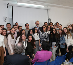 Don Felipe y Doña Letizia junto a los alumnos en una foto de grupo