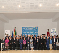 Sus Majestades los Reyes junto a autoridades, miembros de los patronatos de la Fundación SAFA y de la Fundación Peñaflor