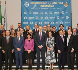 Sus Majestades los Reyes junto a autoridades, miembros de los patronatos de la Fundación SAFA y de la Fundación Peñaflor