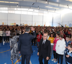 Sus Majestades los Reyes a su entrada al Pabellón de Deportes