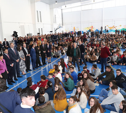 Don Felipe y Doña Letizia junto a las autoridades en el Pabellón de Deportes