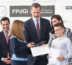 Sus Majestades los Reyes hacen entrega del galardón a los alumnos