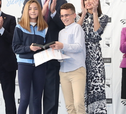 Don Felipe y Doña Letizia junto a los alumnos que recogen el Premio