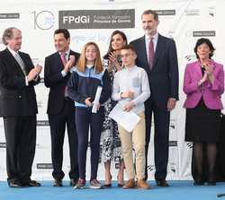 Sus Majestades los Reyes, autoridades y los alumnos que recogieron el galardón