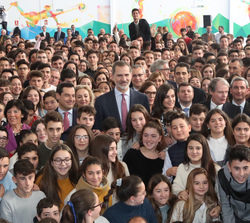 Don Felipe y Doña Letizia junto a los alumnos del Centro