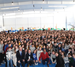 Fotografía de grupo de Sus Majestades los Reyes junto a los alumnos del centro