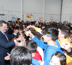Su Majestad el Rey se despide de los alumnos del centro
