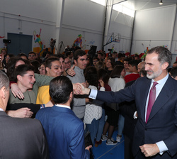 Los alumnos saludan a Su Majestad el Rey