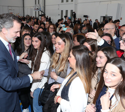 Unas alumnas saludan a Su Majestad el Rey a la finalización del acto