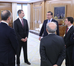 Su Majestad el Rey durante su conversación con los asistentes a la audiencia