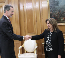 Su Majestad el Rey recibe el saludo de la secretaria General del Tribunal de Cuentas, Esther Riquelme Mas
