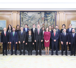 Su Majestad el Rey junto a las últimas promociones de los Cuerpos Superiores de Letrados y de Auditores del Tribunal de Cuentas y su secretaria genera