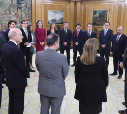 Don Felipe conversa con los asistentes a la audiencia